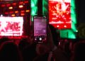 ¡Adiós a los celulares durante conciertos! Heineken pide guardar los teléfonos durante festival
