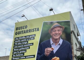 Claudio, una persona de 70 años, se viraliza al buscar guitarrista