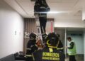 Corto circuito genera movilización de bomberos en un banco de Plaza Inn