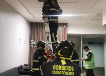 Corto circuito genera movilización de bomberos en un banco de Plaza Inn