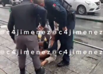 Sujetos intentan robar en Plaza de la Tecnología y los corren a golpes