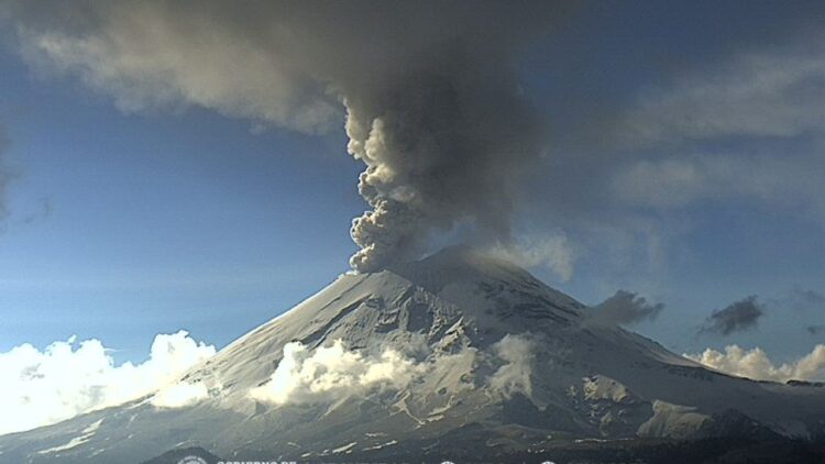 Popocatépetl emite fumarola y mantiene Semáforo de Alerta en Amarillo Fase 2