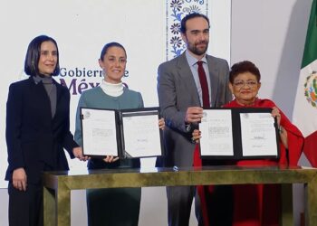 Sheinbaum firma decreto que devuelve CFE y PEMEX al pueblo; anuncia reforma ferroviaria