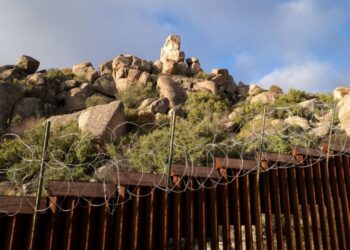 EUA endurece las restricciones al asilo en frontera con México