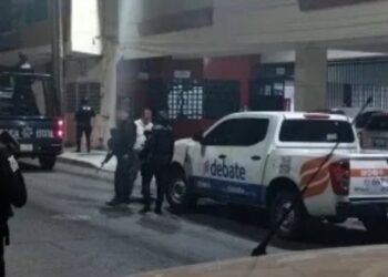 Balean instalaciones de El Debate en Culiacán