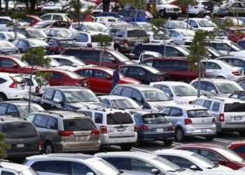 Diputados de CDMX quieren tarifa única en estacionamientos de centros comerciales