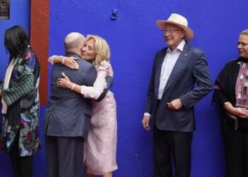Se da ‘escapadita’ Jill Biden al Museo Frida Kahlo antes de regresar a EUA
