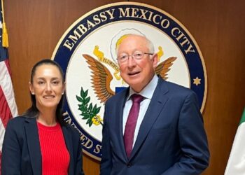 Cambia Sheinbaum relación con el embajador Ken Salazar y lo manda a Cancillería