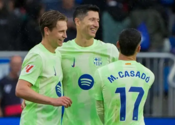 Lewandowski marca tres goles y Barcelona aplasta al Alavés