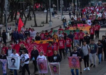 Marchan en la CDMX por la desaparición de los 43 normalistas de Ayotzinapa