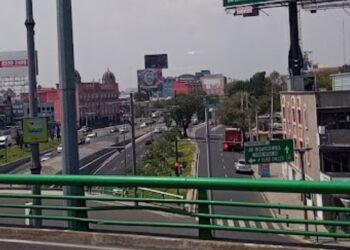 Mujer intenta arrojarse de puente vehicular en Viaducto Río de la Piedad
