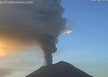 Suspende vuelos en aeropuerto de Puebla por caída de ceniza del Popocatépetl