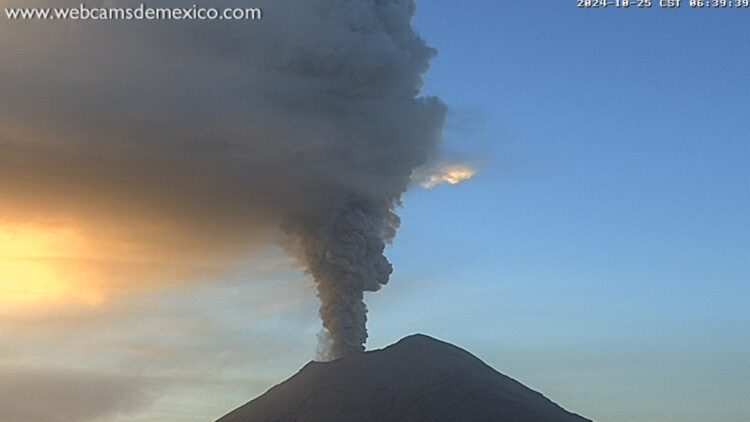 Suspende vuelos en aeropuerto de Puebla por caída de ceniza del Popocatépetl