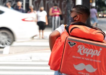 Gobierno federal presenta reforma para regularizar a repartidores de aplicaciones