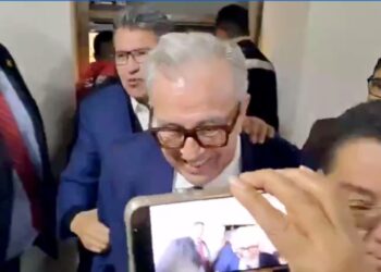 Elevador de San Lázaro se descompone y atrapa a Rubén Rocha, Monreal y otros