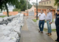 Autoridades y ciudadanos de Tlacotalpan contienen inundación