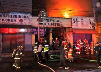 Incendio en maderería en Gómez Palacio provoca la evacuación de 120 residentes