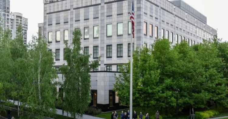 Kiev reprocha a aliados por cierre temporal de embajadas