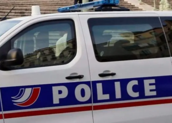 Policía libera rehenes y captura al hombre atrincherado en las afueras de París