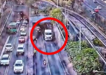 Tráiler se atora en el desnivel de Taxqueña: afecta vialidad en Calzada de Tlalpan