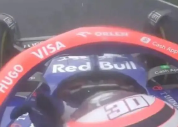 Liam Lawson se disculpa por mostrarle el dedo a Checo Pérez