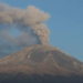 Popocatépetl emite 24 exhalaciones; ceniza se dispersa hacia el sur