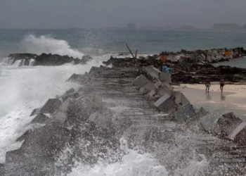 La tormenta Sara se acerca a Belice dejando daños e intensas lluvias en Honduras