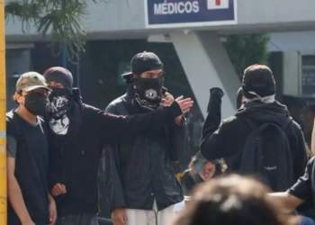 Prepa 8 se va a paro indefinido tras ser tomada por encapuchados