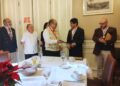 El maestro Raúl Gómez Espinoza entrega reconocimiento al Doctor Eber Omar Betanzos Torres. A la derecha el Maestro Israel González Delgado.