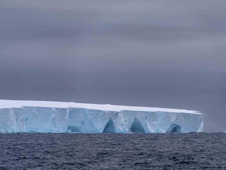 Colosal iceberg de un billón de toneladas se desprende y viaja a la deriva en el Océano Austral
