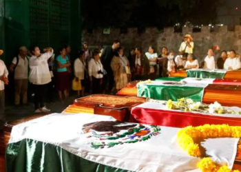 Familiares de víctimas de ‘Guerra Sucia’ protestan con féretros en Guerrero