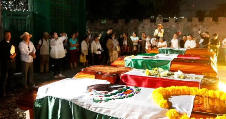 Familiares de víctimas de ‘Guerra Sucia’ protestan con féretros en Guerrero