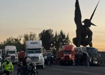 Transportistas bloquean carreteras al acusar falta de pagos por el Tren Maya