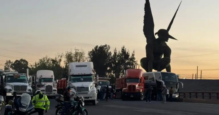Transportistas bloquean carreteras al acusar falta de pagos por el Tren Maya