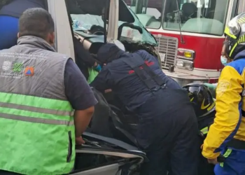 Mujer queda prensada tras choque entre camión y combi en Insurgentes Norte