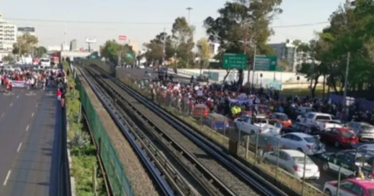 Comerciantes ambulantes bloquean Tlalpan en ambos sentidos