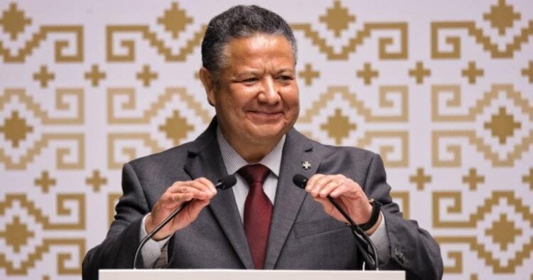 Gobernador de Hidalgo se desvanece durante recorrido en Feria de Servicios en Actopan