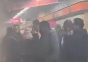 Humo sale de un vagón en la estación Camarones