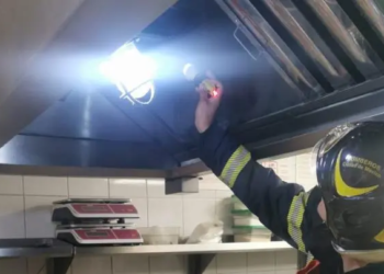 Por incendio en Plaza Miyana desalojan a mil 500 personas