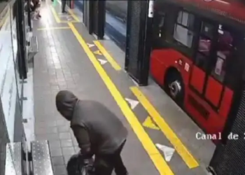 Sujeto arroja a policía al paso del Metrobús en Canal de San Juan