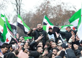 Sirios salen a las calles de todo el país para celebrar la caída de Al Asad