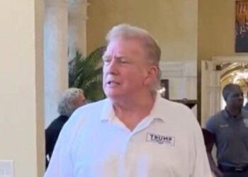 Luce Donald Trump nuevo look y lo comparan con Peso Pluma