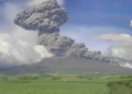 Desalojan a 87 mil personas en Filipinas por erupción del volcán Kanlaon
