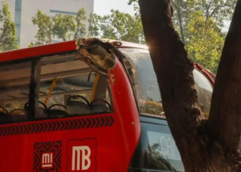 Choca Metrobús de Línea 7 contra un árbol en Paseo de la Reforma