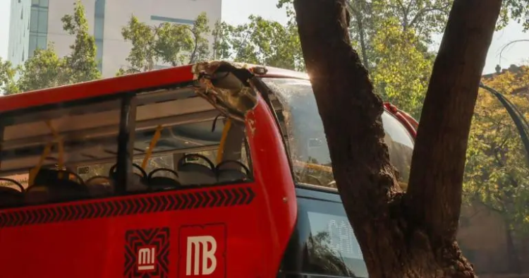 Choca Metrobús de Línea 7 contra un árbol en Paseo de la Reforma