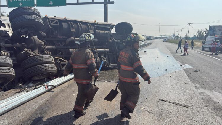 Bomberos de Ecatepec atienden volcadura de tráiler en el CEM