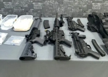 Aseguran arsenal y droga en cateo en Juárez, Nuevo León