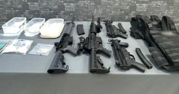 Aseguran arsenal y droga en cateo en Juárez, Nuevo León