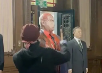 Propalestino destruye a martillazos la figura de Netanyahu del Museo de Cera de CDMX