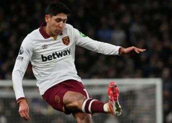 Edson Álvarez da pase para gol en empate del West Ham